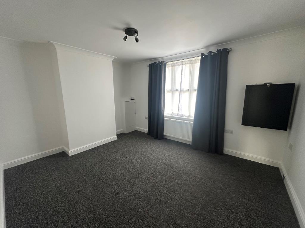 Lot: 69 - SHOP FOR INVESTMENT WITH WELL PRESENTED VACANT FLAT - Bedroom